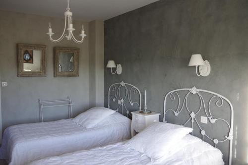 Brugny-VaudancourtLe Manoir des Arômes的卧室内两张并排的床