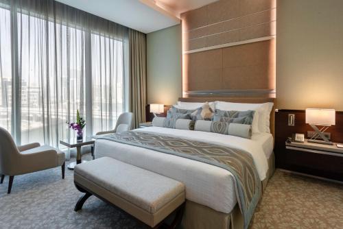 迪拜Grand Millennium Business Bay的一间卧室设有一张大床和一个大窗户