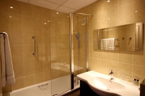 瓦利半岛酒店 的带淋浴、盥洗盆和镜子的浴室
