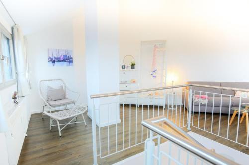 费马恩Turm-Appartement Strandburg的客房设有带椅子和书桌的阳台。