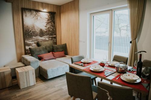 克拉尼斯卡戈拉Vila Mojca Apartments Jasna & Jelka的客厅配有桌子和沙发