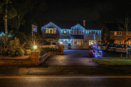 克努斯福德辛顿宾馆的庭院中装饰着圣诞灯的房子