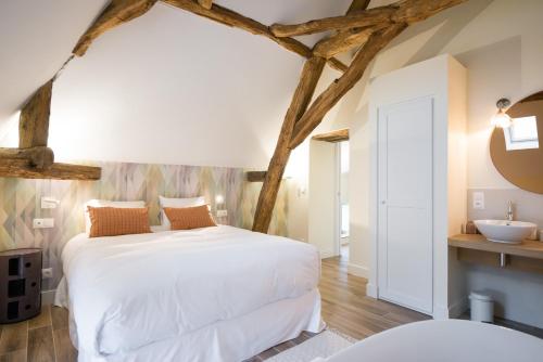 皮利尼蒙特拉谢La Maison Deveney Mars的卧室配有白色的床和水槽