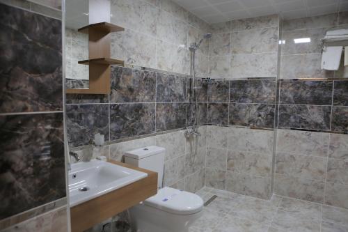 梅尔济丰KORKMAZ OTEL的浴室配有卫生间、盥洗盆和淋浴。