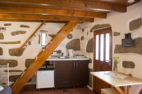 加亚新城CoutoRural的房屋内的厨房,设有木楼梯