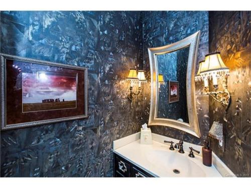 夏洛特Matthews Manor Bed & Breakfast的一间带水槽和镜子的浴室