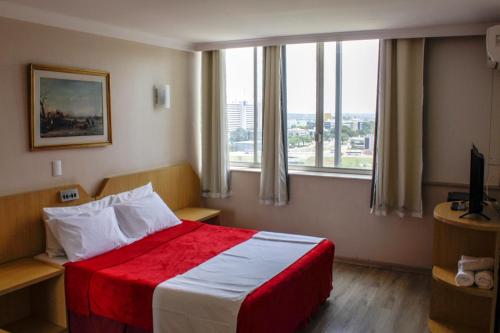 巴西利亚艾拉姆巴西利亚酒店的酒店客房设有一张床和一个大窗户