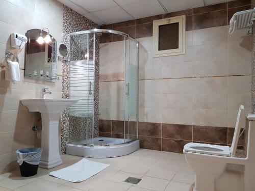 吉达Farha International 2 Residential Units的带淋浴、卫生间和盥洗盆的浴室