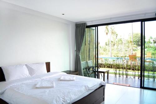 班泰尼德豪精品度假村的一间卧室设有一张床和一个大型玻璃窗