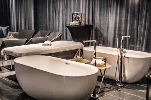 诺萨洛维庭院大酒店的一间浴室