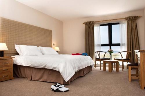 阿伯雷蒂克莱基厄拉乌高尔夫小屋的酒店客房带一张床、一张桌子和椅子