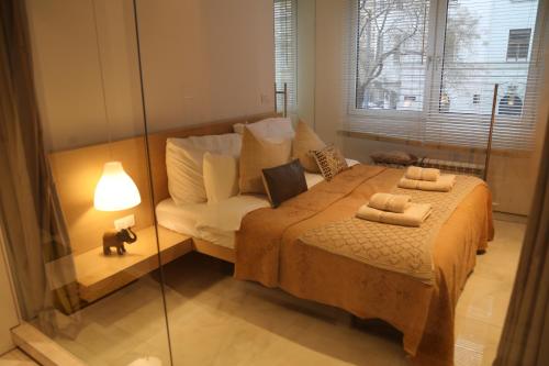 维也纳Feel Home in Vienna的卧室配有床、椅子和窗户。