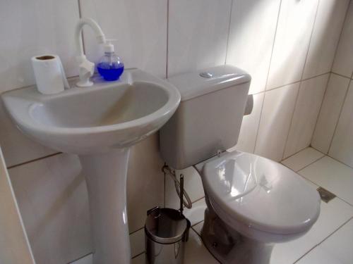 ItacarambiRest. e Pousada Fabiao II的白色的浴室设有水槽和卫生间。