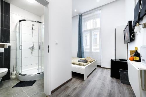 布达佩斯Annabelle Downtown Apartments的带淋浴、卫生间和盥洗盆的浴室