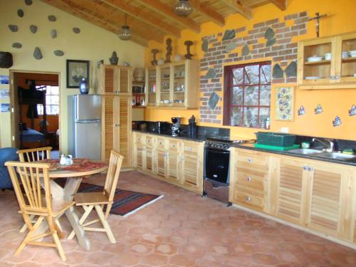 圣克鲁斯拉拉古纳Casa Wenche的厨房配有桌椅和冰箱。