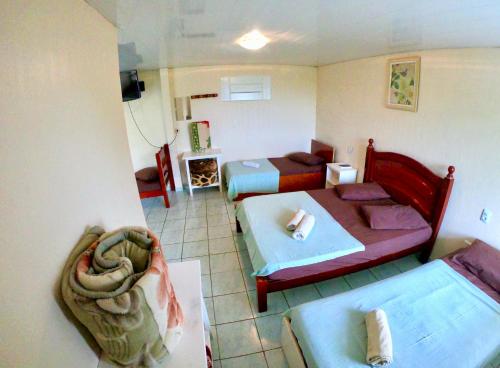 伊瓜苏Visk Palace Hotel e Restaurante的一间小房间,配有两张床和一张沙发