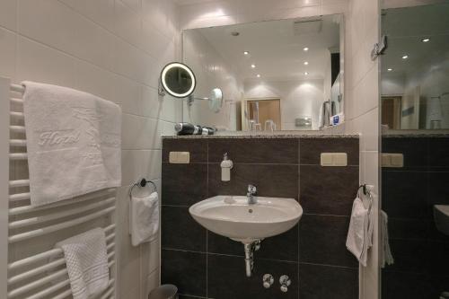 汉诺威汉诺威萨沃伊酒店的一间带水槽和镜子的浴室