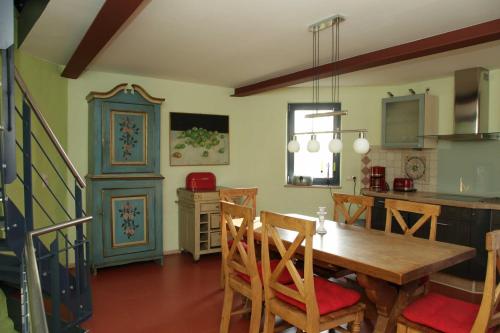 普特布斯Wasserturm Putbus的厨房以及带桌椅的用餐室。
