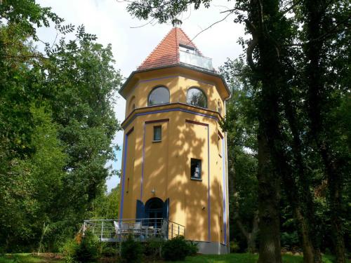 普特布斯Wasserturm Putbus的黄塔上有一个钟