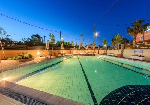 拉加纳斯Hotel Aura的一个带照明的游泳池