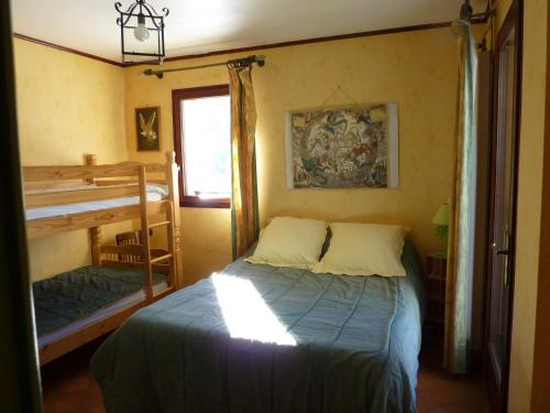 Saint-Nizier-du-MoucherotteGîte des Gorges du Bruyant的一间小卧室,配有床和窗户