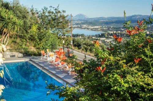 耶奥伊乌波利斯阿尔奇昂酒店的一个带椅子的游泳池,享有水景