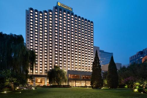北京北京香格里拉的一座大型酒店建筑,前面有一个公园