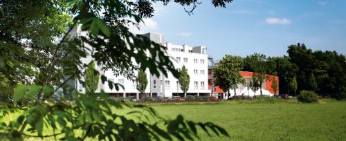 汉诺威威恩奈科XL设计酒店&国会中心的草场上白色的大建筑
