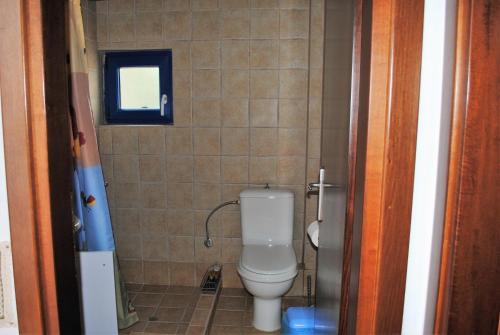 塞尔马Archondissa Beach Aparthotel的一间带卫生间的浴室和窗户。