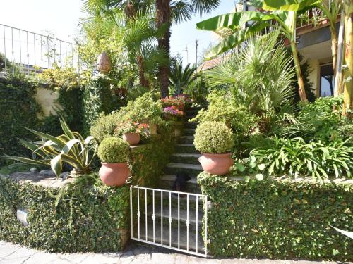 韦尔巴尼亚Belvilla by OYO Casa Susanna的种有盆栽植物和楼梯的花园