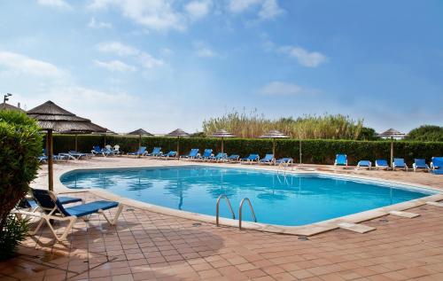 波尔蒂芒TURIM Presidente Hotel的一个带椅子和遮阳伞的大型游泳池