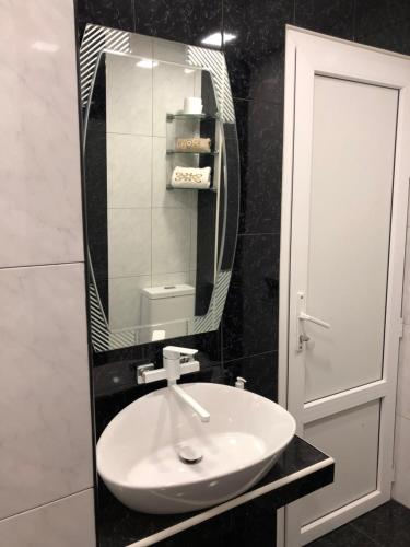 杰尔穆克Rest home Jermuk的浴室设有白色水槽和镜子