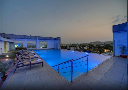 浦那浦那瑞米格兰德spa酒店的大楼顶部的大型游泳池