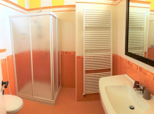 卡尼洛瑞维拉Appartamento Tennis的带淋浴和盥洗盆的浴室