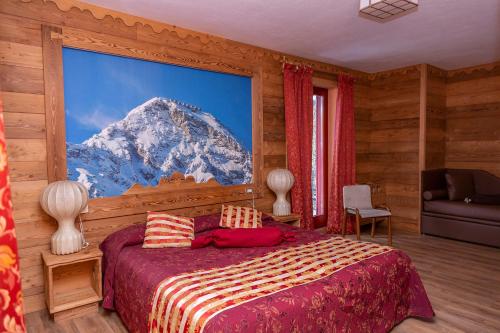 切萨纳·都灵尼斯夏波顿酒店的卧室享有大片雪覆盖的山峰景色