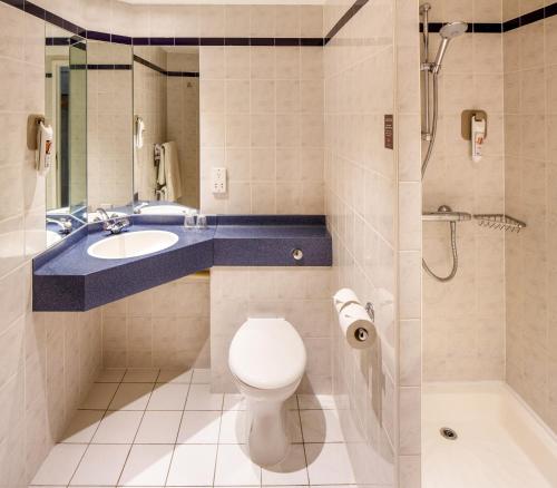 切斯特菲尔德切斯特菲尔德宜必思北 - 巴尔博鲁区的浴室配有卫生间、盥洗盆和淋浴。