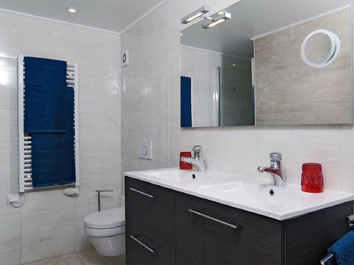 费拉古多Vila Monte Luz的一间带水槽、卫生间和镜子的浴室