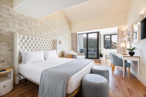 波尔图欧洲之星波尔图杜罗酒店的卧室配有一张白色大床和一张书桌
