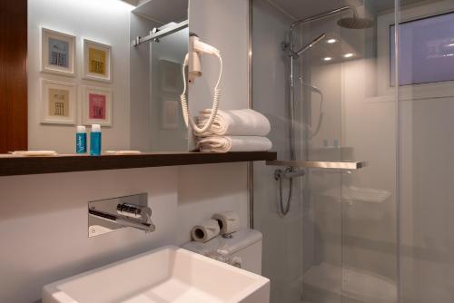 凡道萨马塞凡岛酒店的一间带水槽和淋浴的浴室