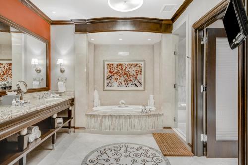 大西洋城哈拉大西洋城赌场度假村的带浴缸和盥洗盆的浴室