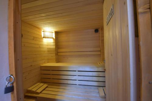 BelitsaКъща Семково的小木屋内的桑拿浴室,光线充足