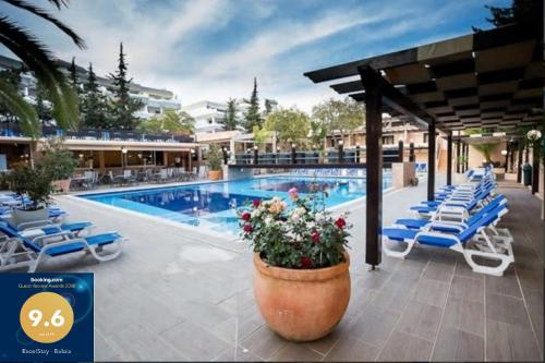 阿尔布费拉ExcelStay - Balaia的一个带躺椅的游泳池和一间酒店