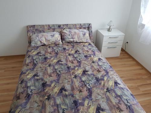 萨尔斯塔特Großes Ferienhaus in Hannover Messe Nähe的一间卧室配有一张床和一个带床罩的梳妆台