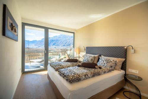 卡尔达罗Chalet Agave的山景卧室 - 带1张床