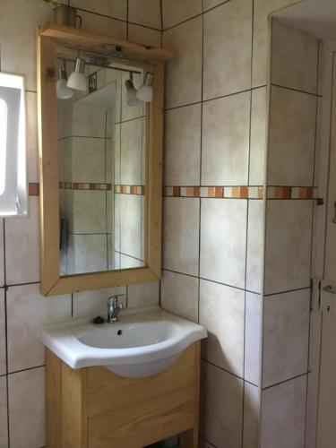 塞卡尔Quinta Boavista的一间带水槽和镜子的浴室