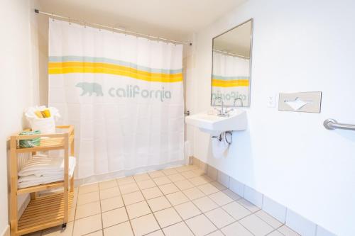 丘拉维斯塔Rambler Motel的浴室配有淋浴帘和盥洗盆。