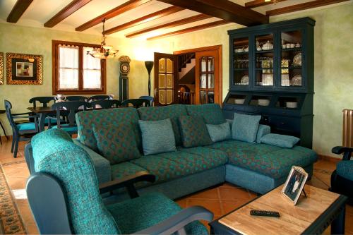 菲斯卡尔Casa Rural Villa Gervasio的客厅配有沙发和桌子