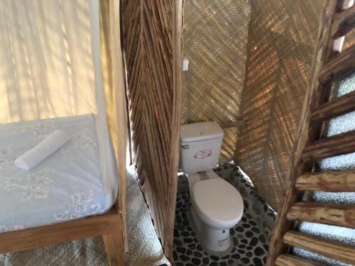 圣维森特Backpacker's Hill Resort的蒙古包内带卫生间的小浴室