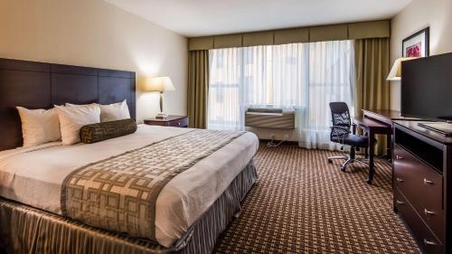切斯特费城机场南-威得恩大学贝斯特韦斯特普拉斯酒店的酒店客房配有一张床、一张书桌和一台电脑