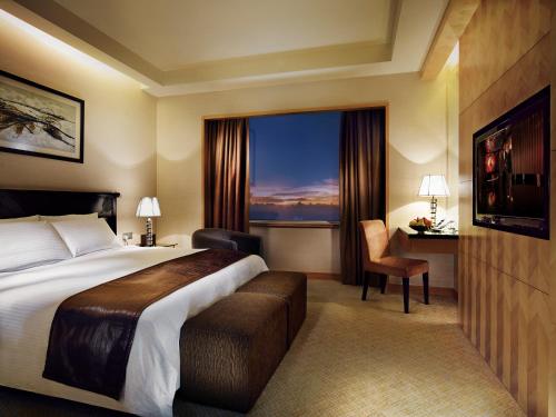 云顶高原云顶名胜世界 - 云顶大酒店的酒店客房设有床和窗户。